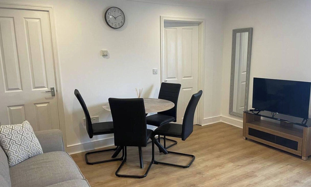 Bury St Edmunds Apartment | 1 Bed and Sofa bed Sleeps 4,pets Ok - Free Parking