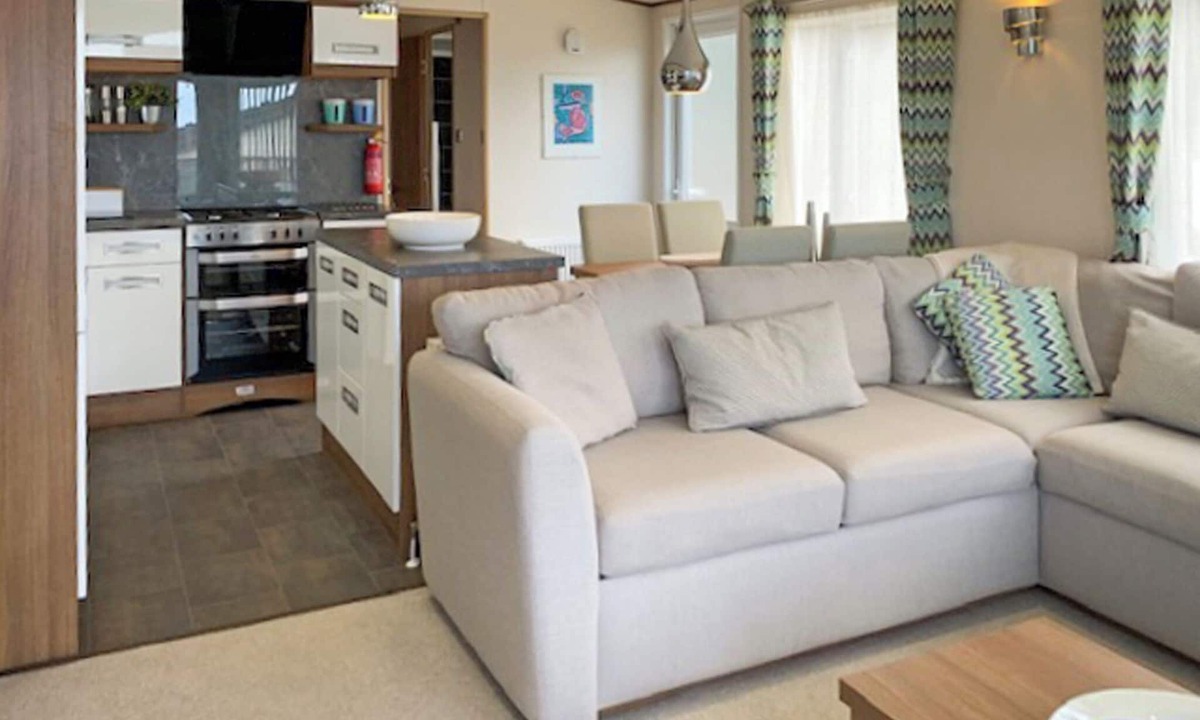 Tan-y-groes Ski Chalet | 1 bedroom accommodation in Tresaith Beach, Cardigan, Ceredigion