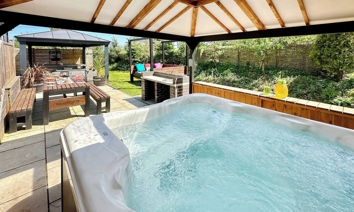 Raywell Ski Chalet | 1 bedroom accommodation in Raywell, Beverley