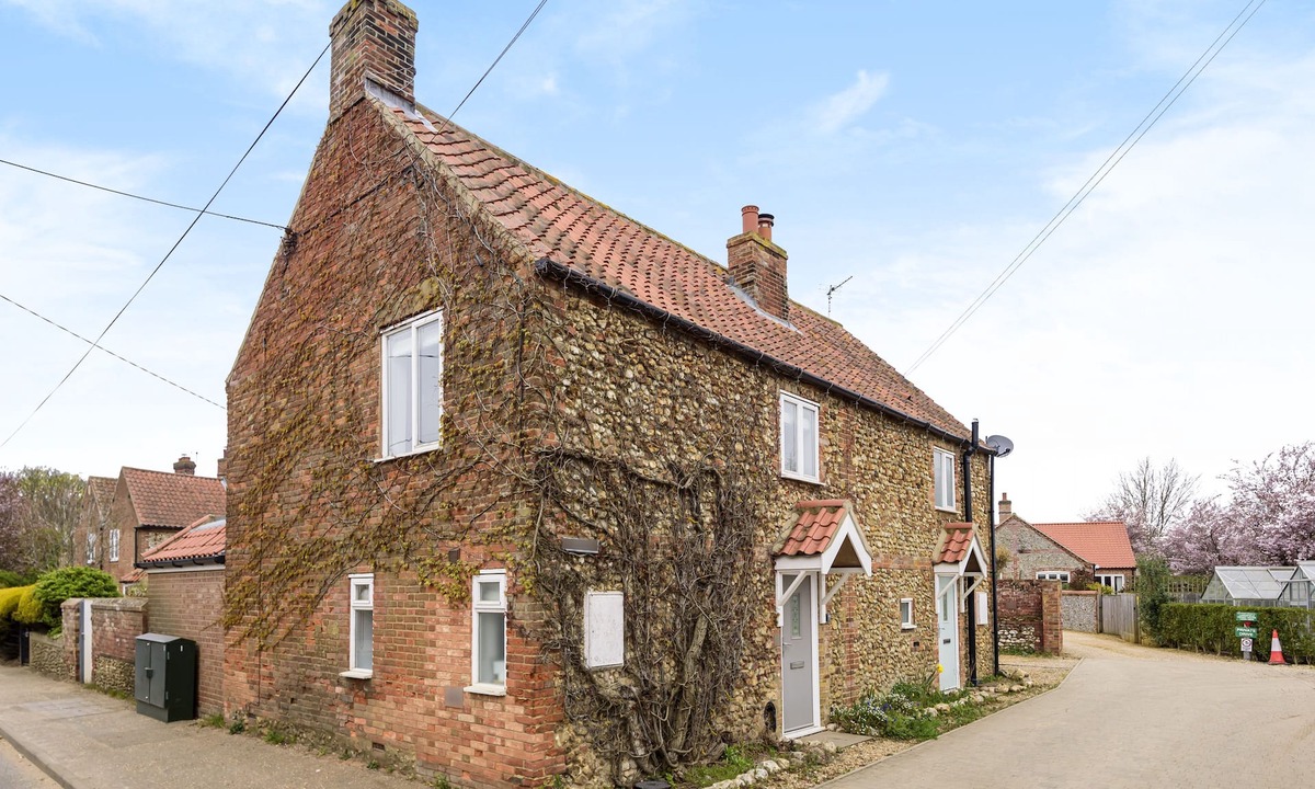 Docking Cottage | 1 Crarves - sleeps 4 guests in 2 bedrooms