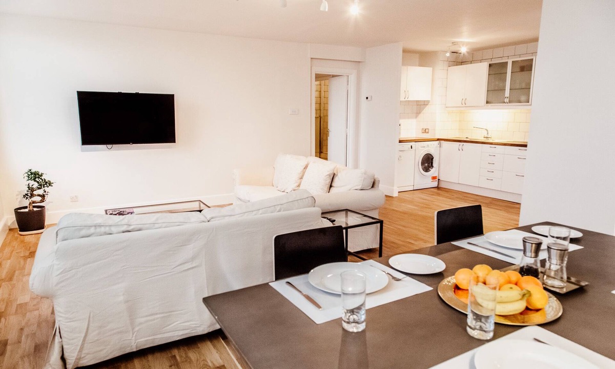 Addison Apartment | 1 minute walk to Westfield shopping centre, 5 minute bus ride to Notting Hill