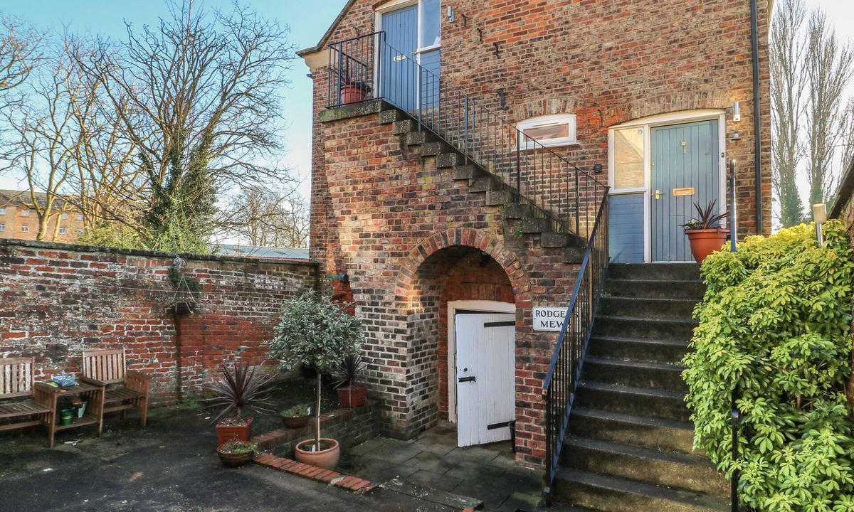 Malton House | 1 RODGERS MEWS, romantic, character holiday cottage in Malton