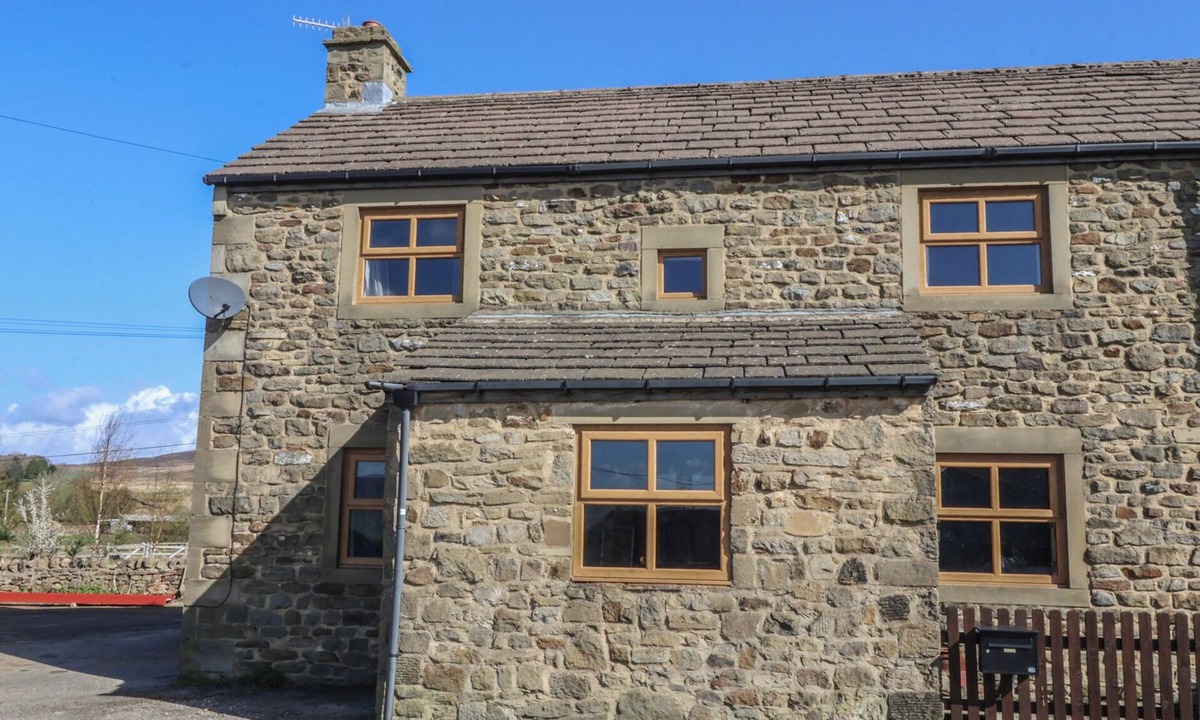 Ilkley Cottage | 1 UPPER AUSTBY FARM COTTAGE, pet friendly, with a garden in Ilkley
