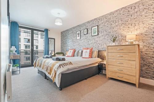 Theatreland Birmingham Apartment | #119 City Lights and Comfort Arcadian Apartment- 5 mins to Birmingham Hippodrome - Sleeps 2- " Perfect for business traveler and couples - Free Parking"