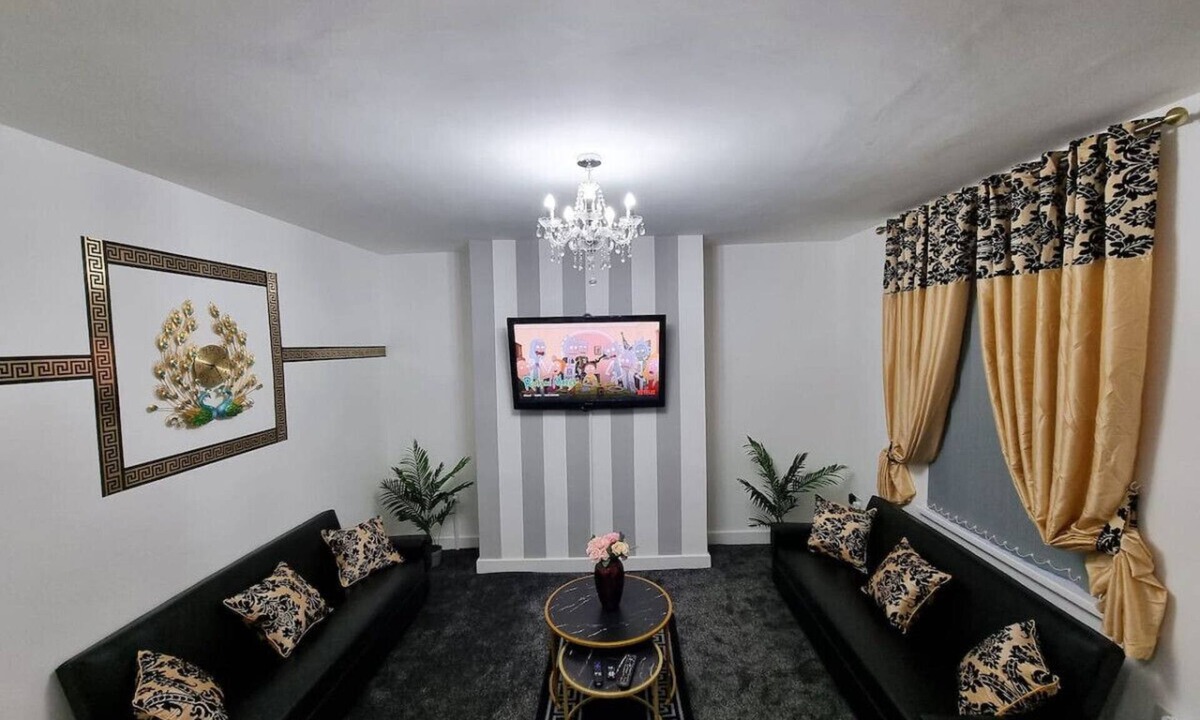 Leeds Villa | *11BR* Setup for your most amazing relaxed stay + Free Parking + Free Fast WiFi