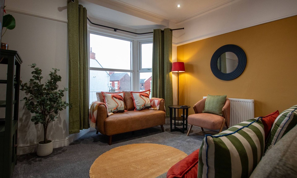 Wallasey Apartment | 1B Britannia Apartment - an apartment that sleeps 5 guests in 2 bedrooms