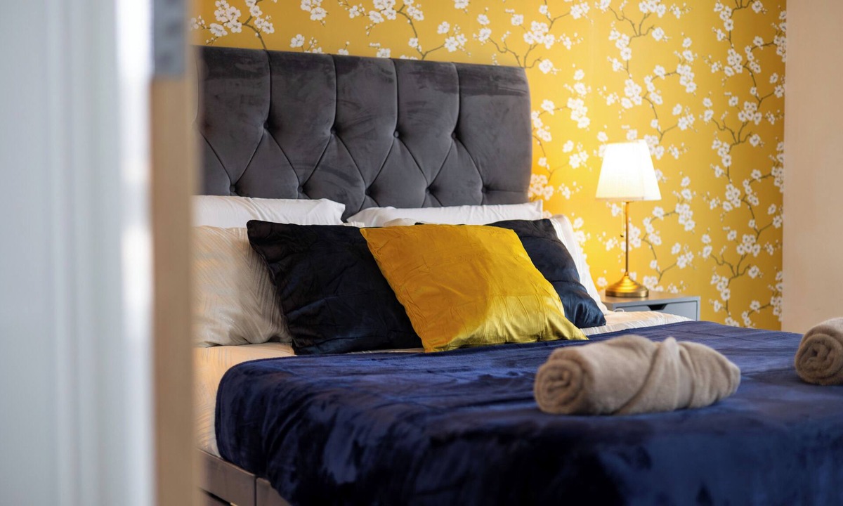 Wakefield Apartment | 2 Bed 2 Bath | Free Parking | En-suites | WiFi | King Size Beds| Self Check-in