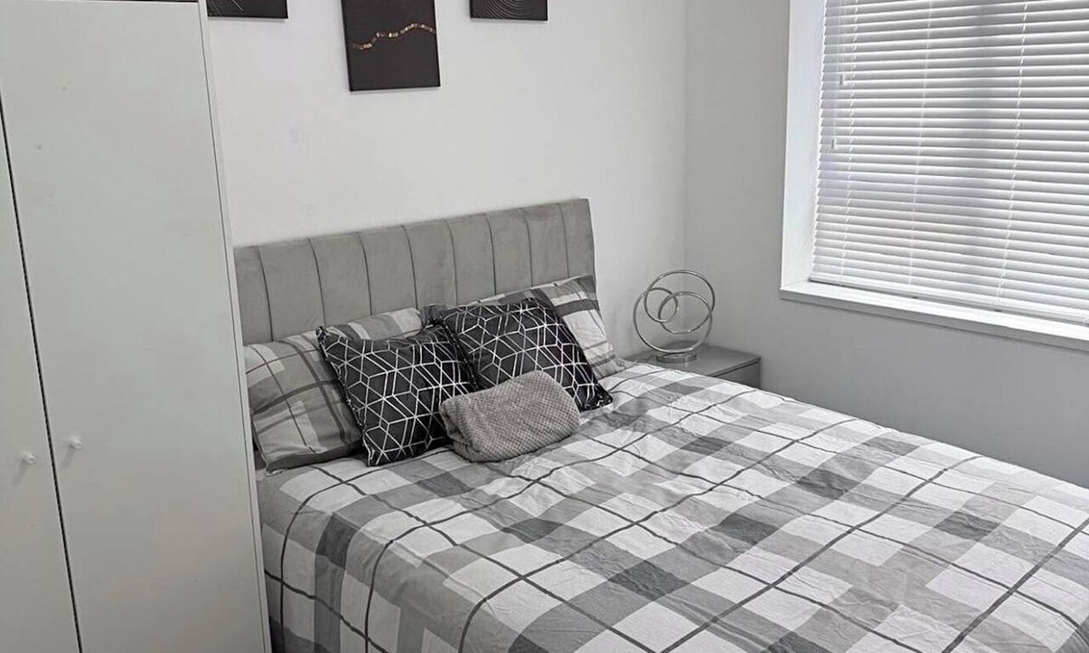Lee Apartment | 2 Bed Apartment Sleeps 4 - Free Parking, Near o2