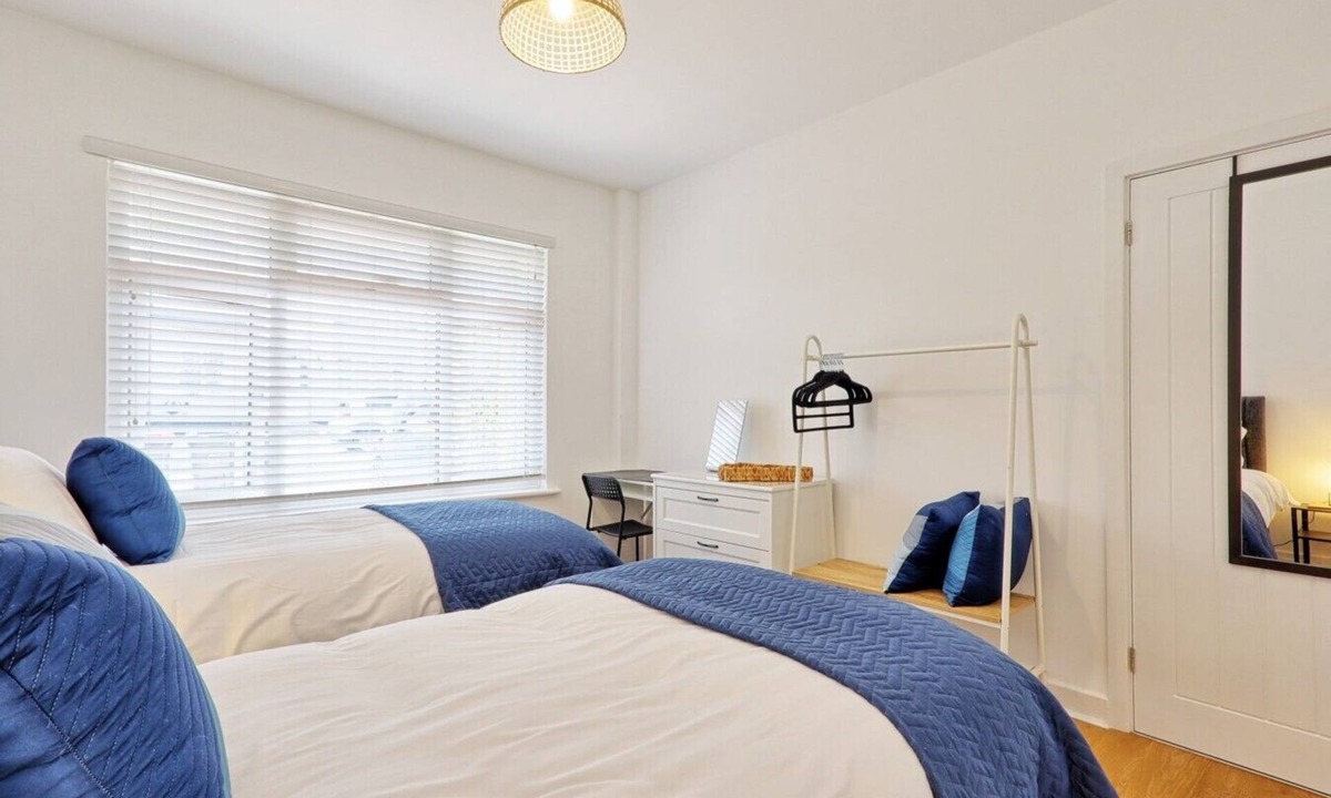 Leigh-on-Sea House | 2 Bed Bungalow| Parking| Garden Leigh-on-Sea