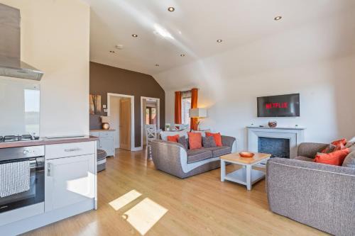 Fitling House | 2 Bed Hot Tub Lodge - Pet Friendly Stay