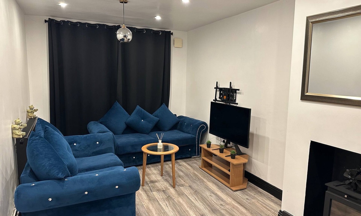 West Bromwich House | 2 Bed House - Sleeps 4 - Garden - Parking - Wifi