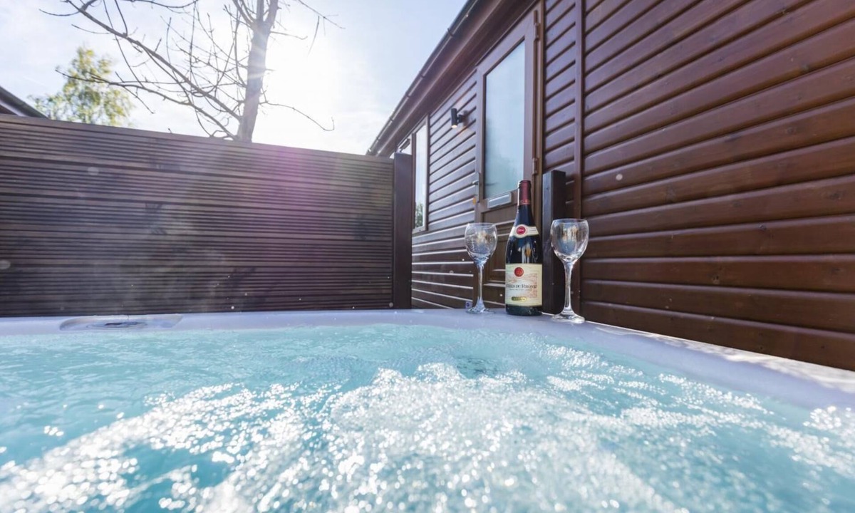 Morpeth Ski Chalet | 2 Bed in Felton (oc-w30642)