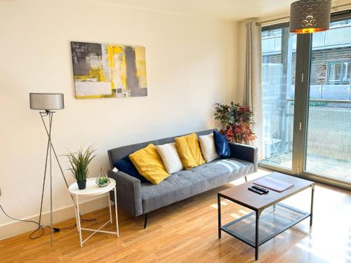 Theatreland Birmingham Apartment | 2 Bedroom Flat in Birmingham City Centre with Balcony-8