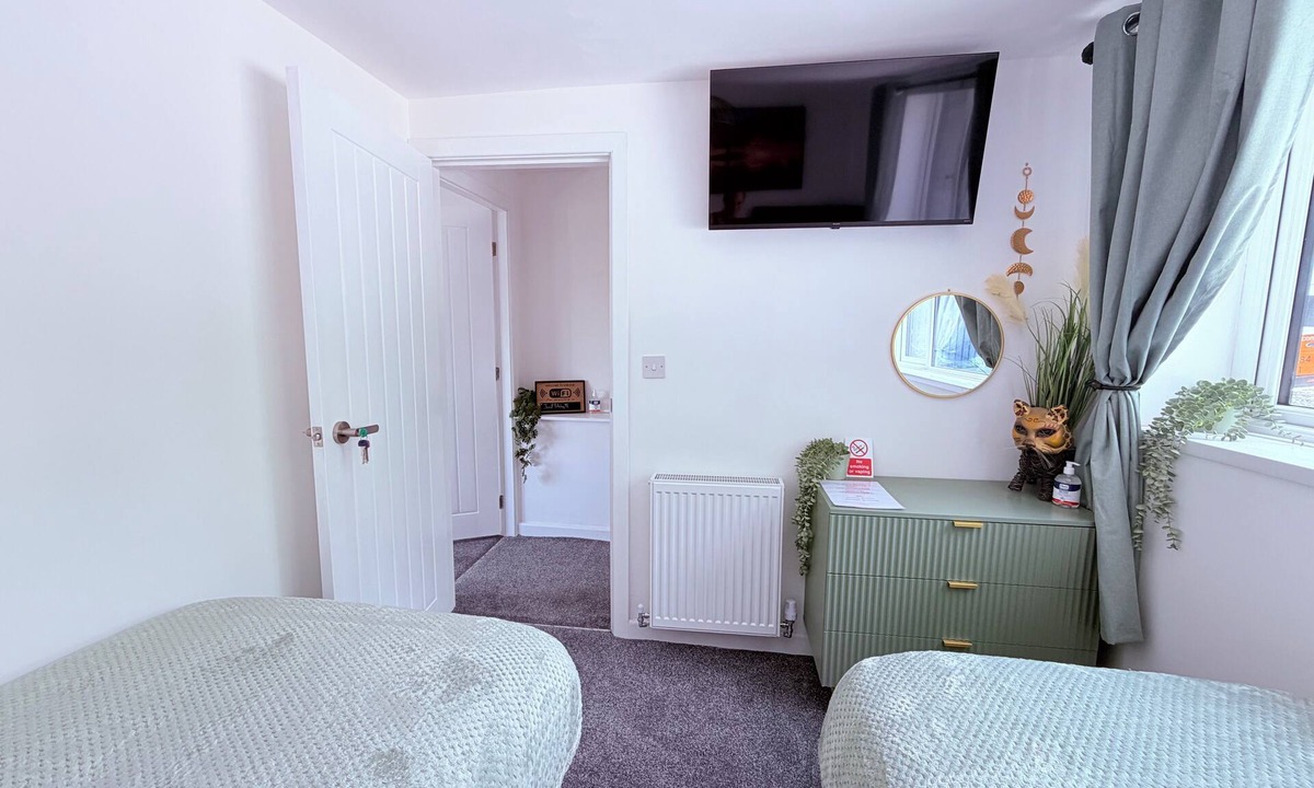 Idle Apartment | 2 bedroom full referbished anex, sleeps 4. Kitchen, Cooker, fridge/freezer.