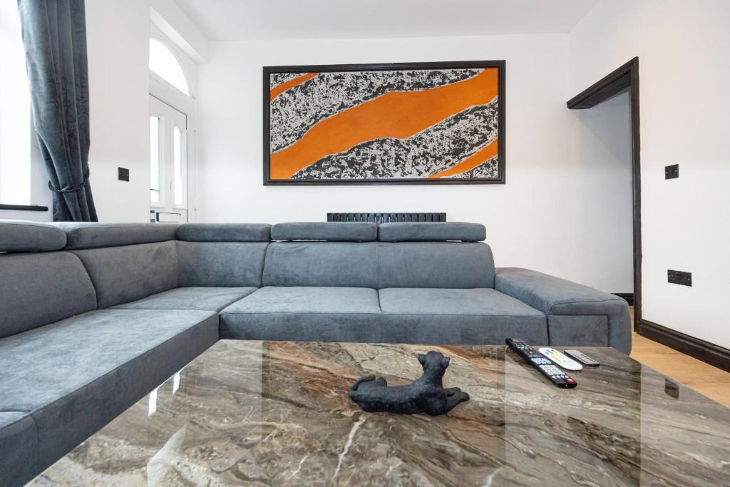 Leigh House | 2 Bedroom Home Sleeps 6 with Cinema Room Fast WiFi for Short and Long Stays