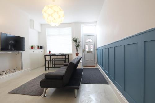 Kearsley House | 2-Bedroom House, Free Parking, High Speed Wi-Fi, Swinton Manchester