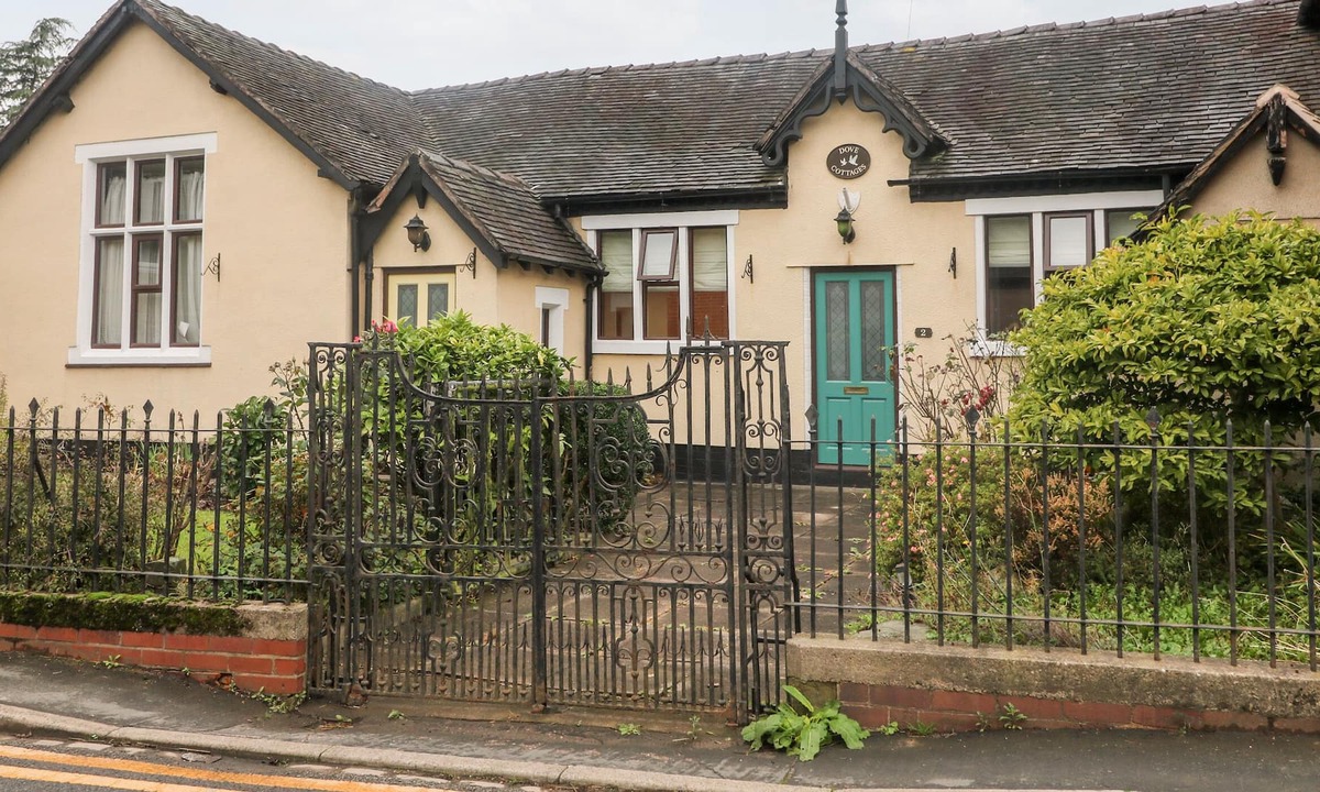 Rocester Cottage | 2 DOVE COTTAGE, family friendly, with a garden in Rocester