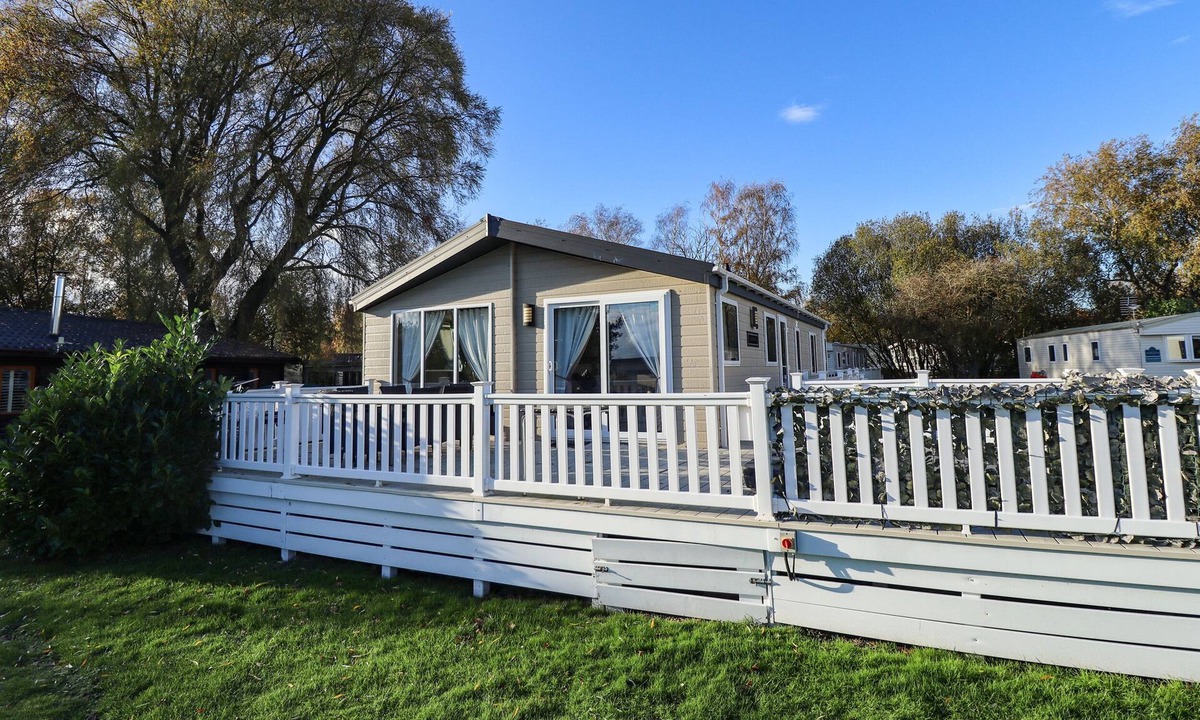 Tattershall Cottage | 2 THE GREEN, pet friendly in Tattershall Lakes Country Park