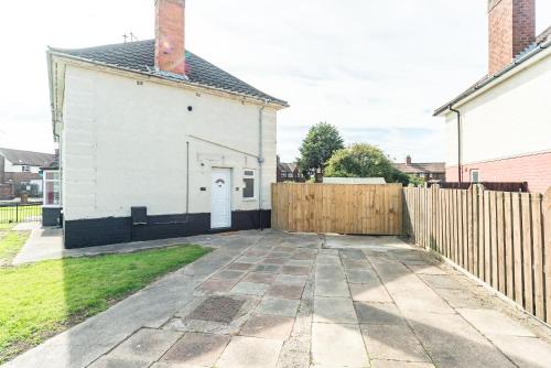 Hull House | 2 Vehicle Private Parking, Aseda 4 Bedroom Game Zone -Pool table, Garden Home