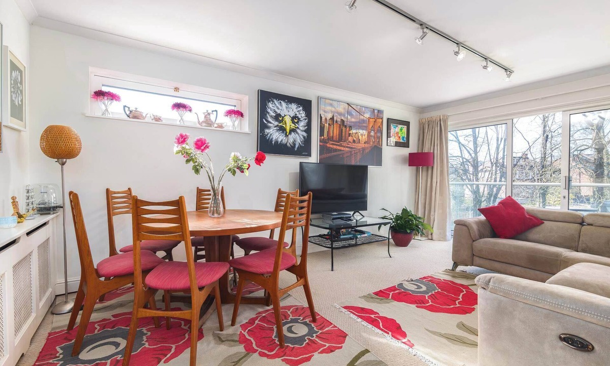Highgate Apartment | 2BDR Highgate Apt with Balcony and Free Parking