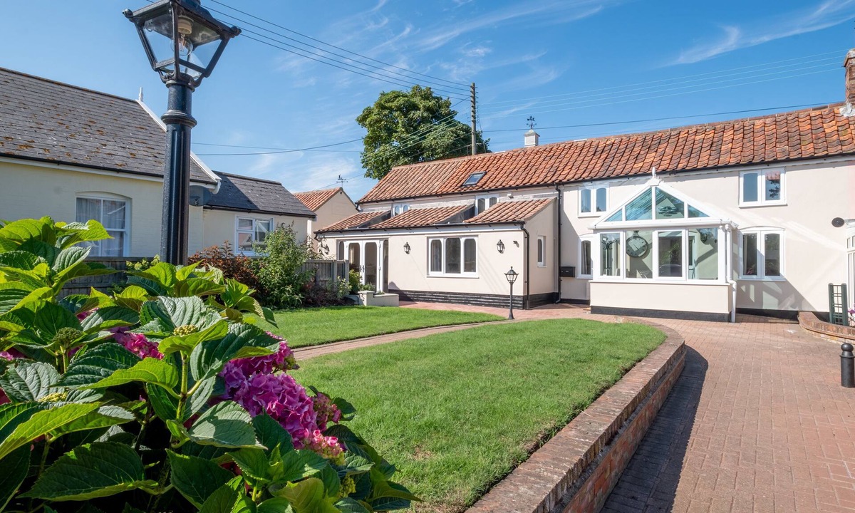 Thorpeness Apartment | 3 Beach Cottages - sleeps 5 guests in 3 bedrooms