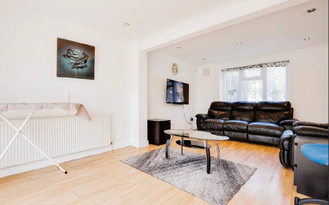 London Borough of Ealing House | 3-Bed Apt-15 Mins to Heathrow-Pet-Friendly-Parking