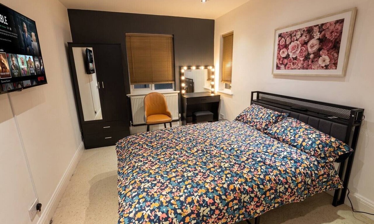 Loughborough Apartment | 3-Bed Flat Sleeps 6 · Walk to Queen`s Park · Central Loughborough