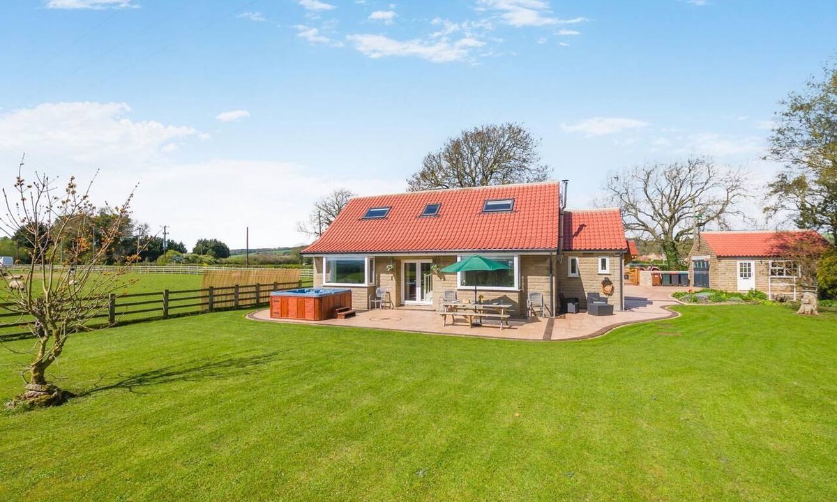 West Heslerton Cottage | 3 Bed in Ebberston (oc-s35053)