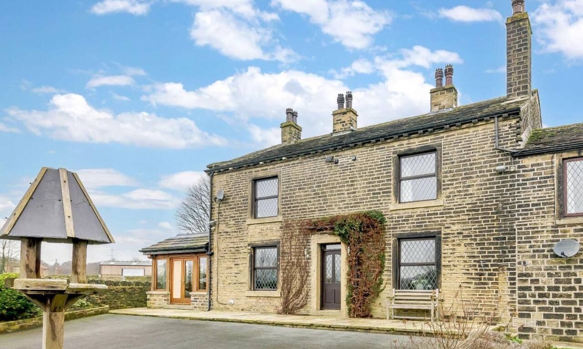Halifax Cottage | 3 Bed in Halifax (oc-90209)
