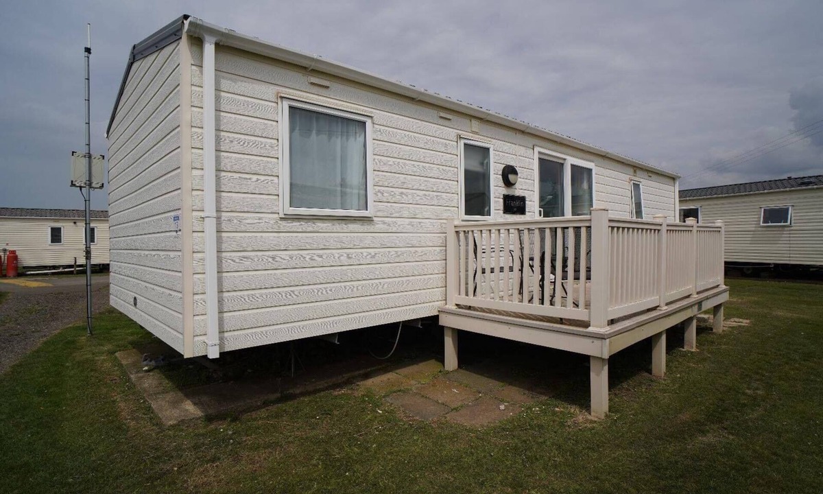 Heacham Ski Chalet | 3 bedroom Caravan pets free linen included