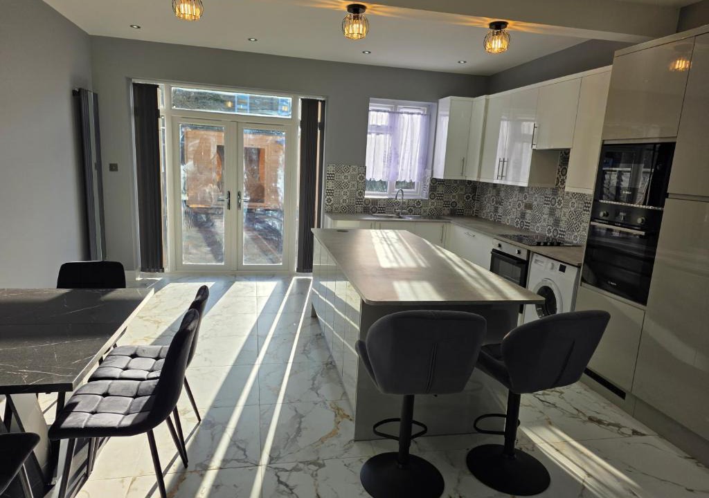 Bensham Manor House | 3 Bedroom House - A walking distance to Train Station