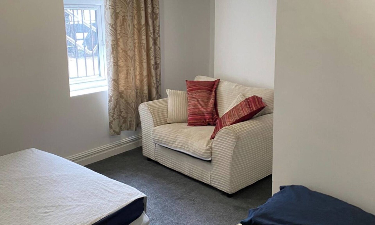 Farnworth House | 3 Bedrooms - 6 Bath- Sleeps 6 - Free Parking
