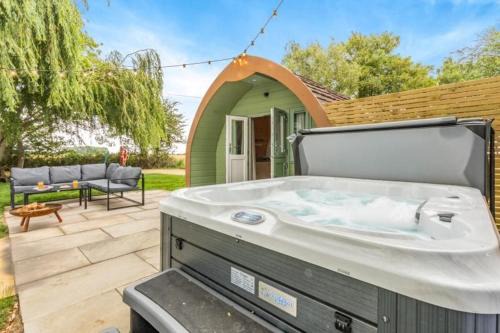Frognall House | 3 Hazelwood lakeside hideaway