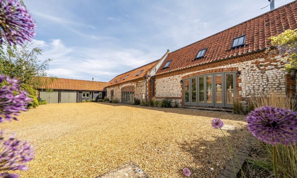 Titchwell Cottage | 3 Marshland Barns - sleeps 8 guests in 4 bedrooms