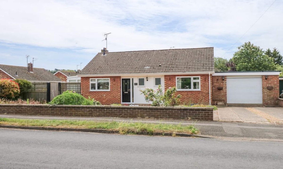 Dersingham House | 32 Queen Elizabeth Drive, WiFi