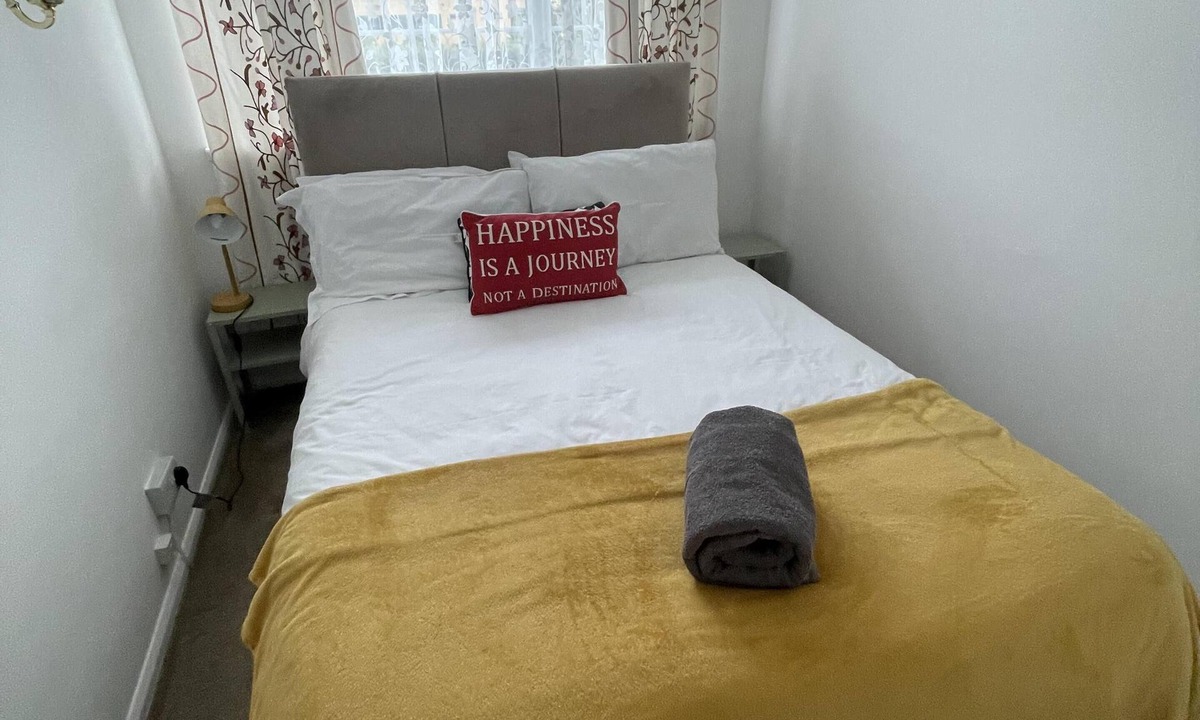 Luton House | 3Bed House, Sleeps 6 near Luton Airport w/Parking