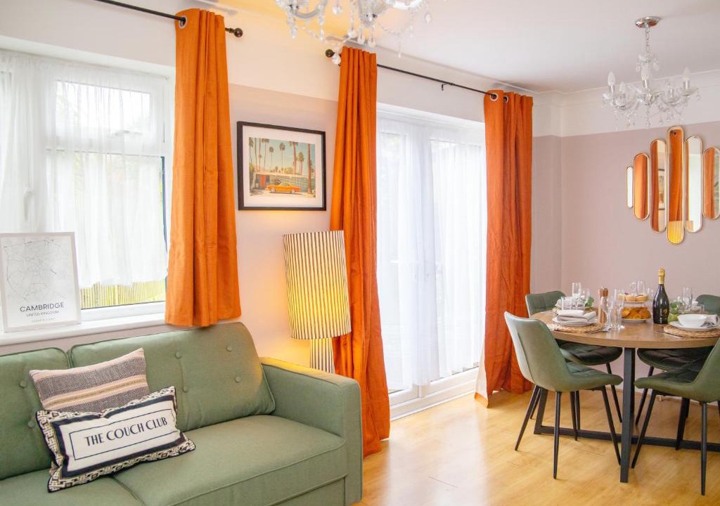 Sawston Apartment | 3x Bed Elegant House with Private Parking