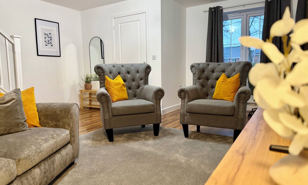 Chorley House | 4 Bed | Free Parking | Fast WiFi | Desk | Pets