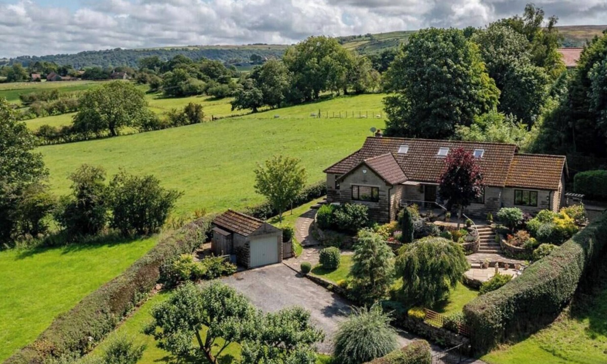 Ainthorpe House | 4 Bed in Ainthorpe (oc-a28380)