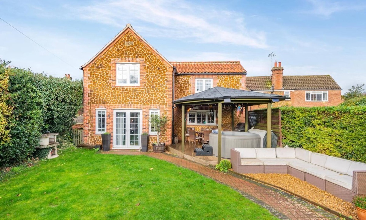Dersingham Cottage | 4 Bed in Dersingham (oc-m33680)