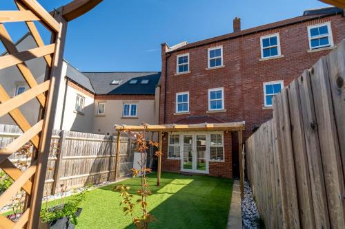 Bicester House | 4 Bed Town House 10 min walk to Bicester Village - Pass the Keys
