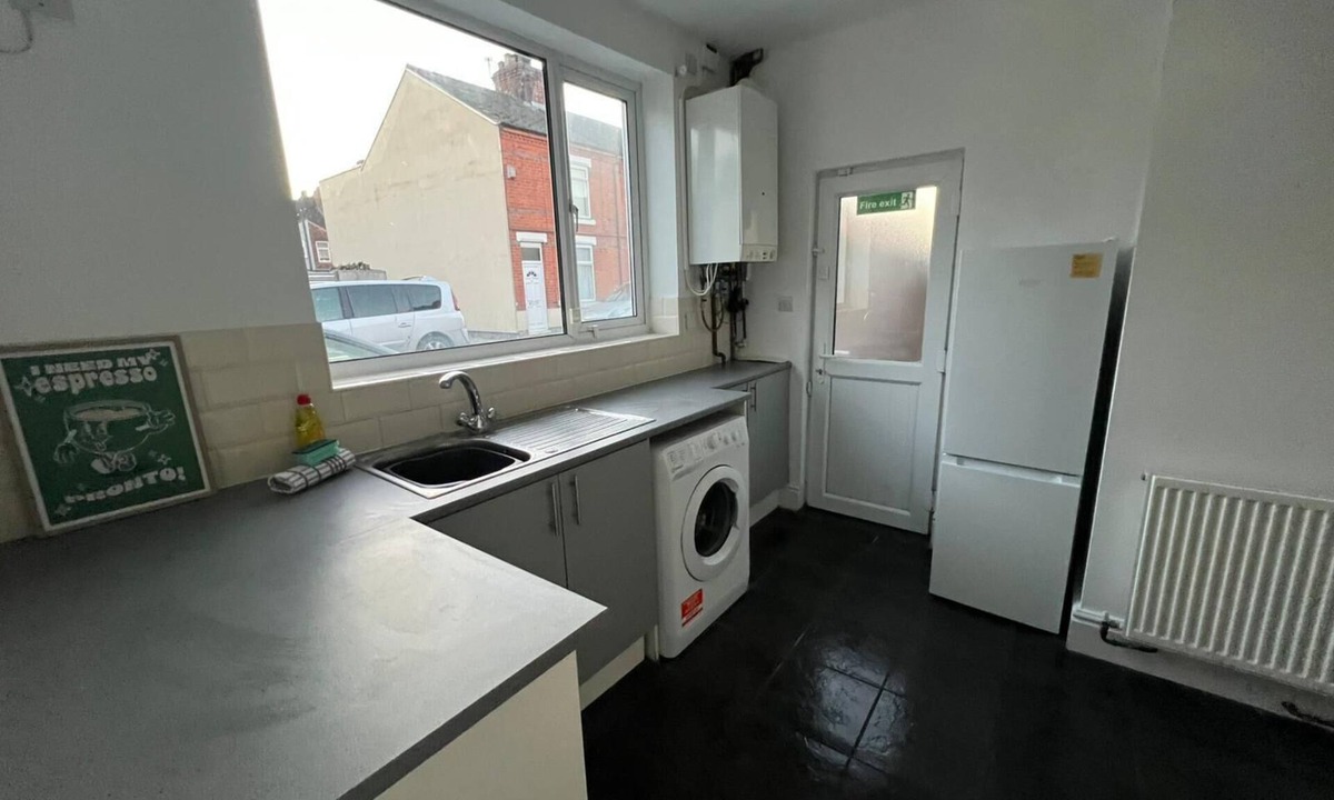 Goole House | 4 bedroom 5 double beds 2 bathroom contractor haven