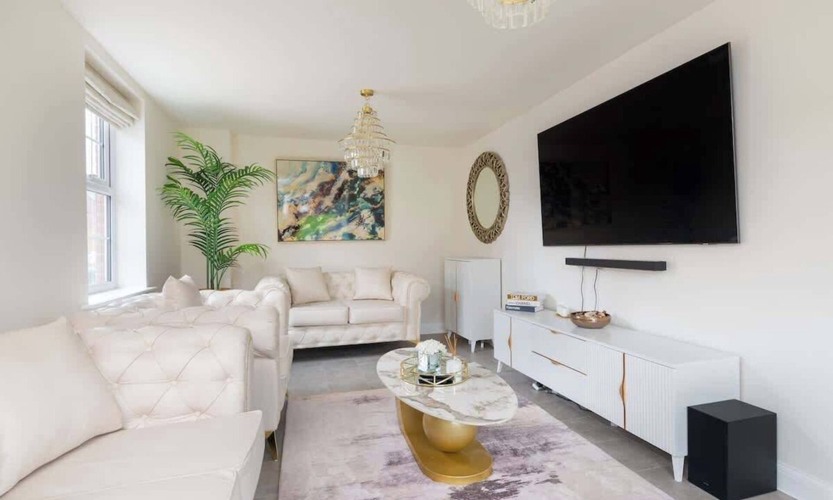 Bletchley House | 4 Bedroom Detached House
