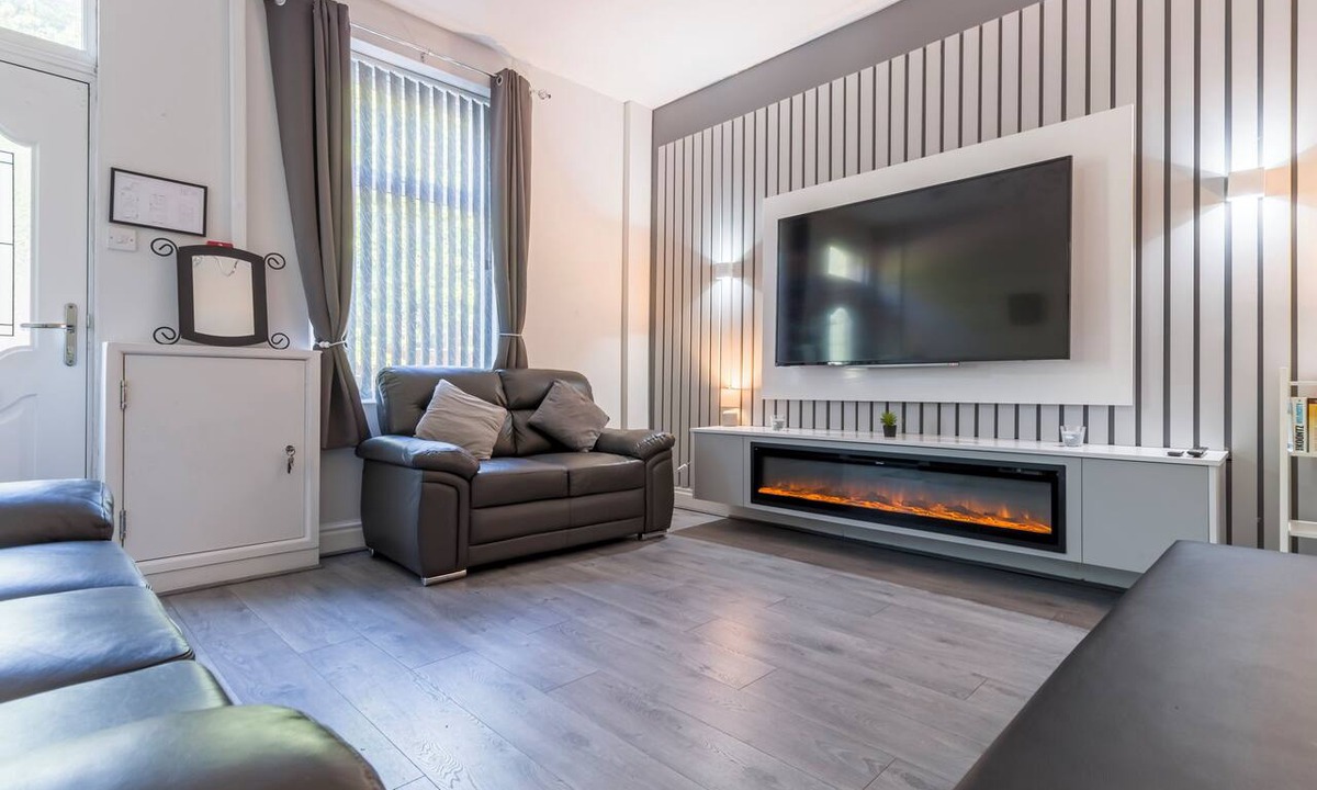 Ashton-under-Lyne House | 4 Bedroom House Sleeps 7 Superfast WiFi and Ample Free Parking Self check in