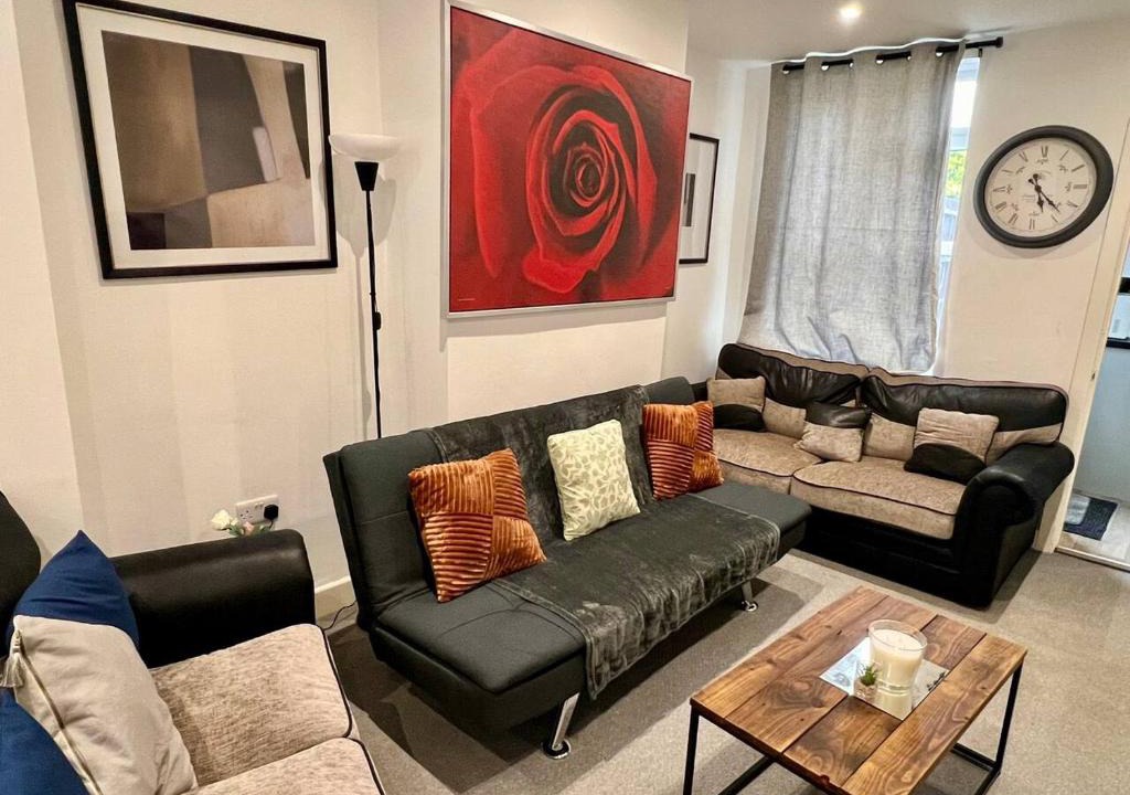 Wellingborough House | 4 Bedroom Terrace house Near Town Center Wellingborough