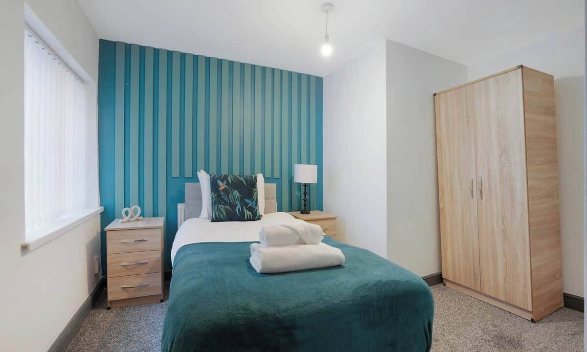 Stockton-on-Tees Apartment | 4 Bedroom With Parking Near Town, Perfect for Work