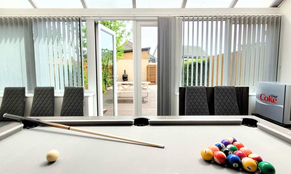 Peterborough House | 4 Bedrooms w/Pool Table | House of Four Chimneys
