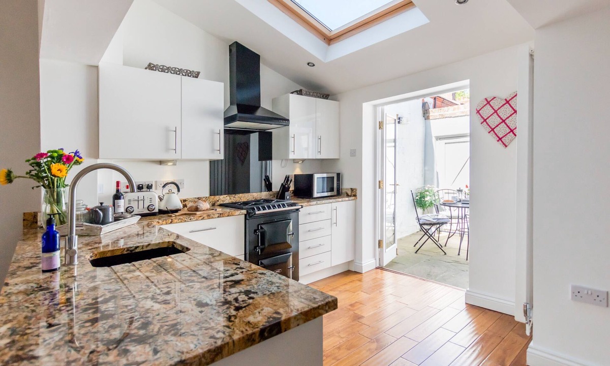 York Cottage | 48 Fairfax Street - sleeps 6 guests in 3 bedrooms