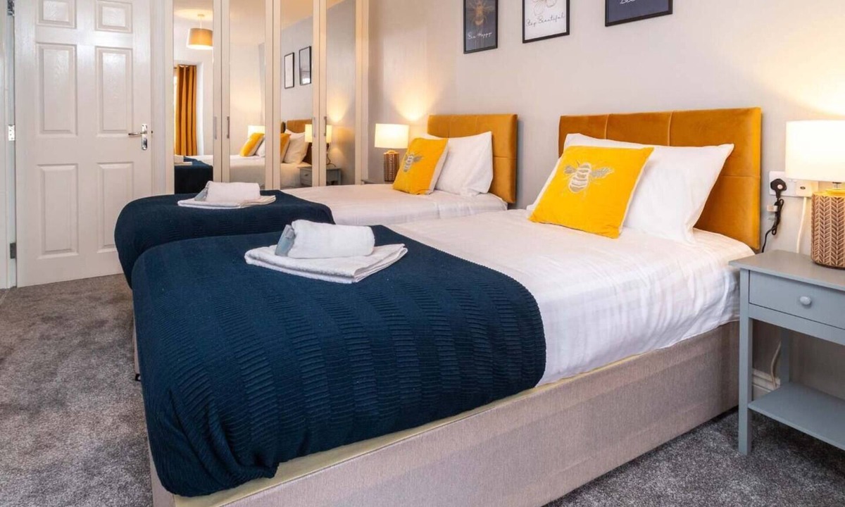 Peterborough House | 4BR House for Groups in Hampton Peterborough