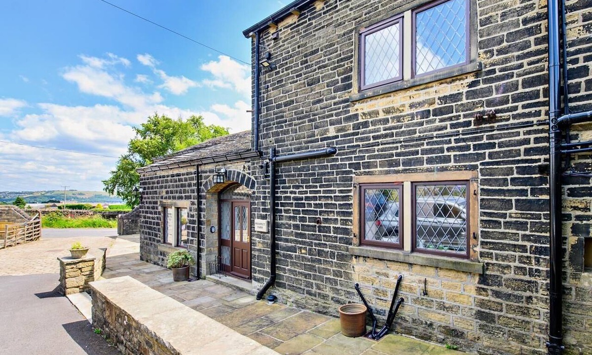 Halifax Cottage | 5 Bed in Halifax (oc-96061)